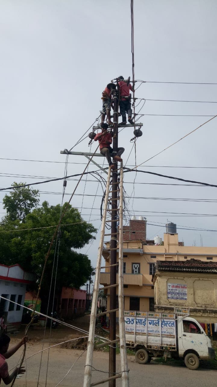 Morlatis crew working at height on an overhead distribution pole